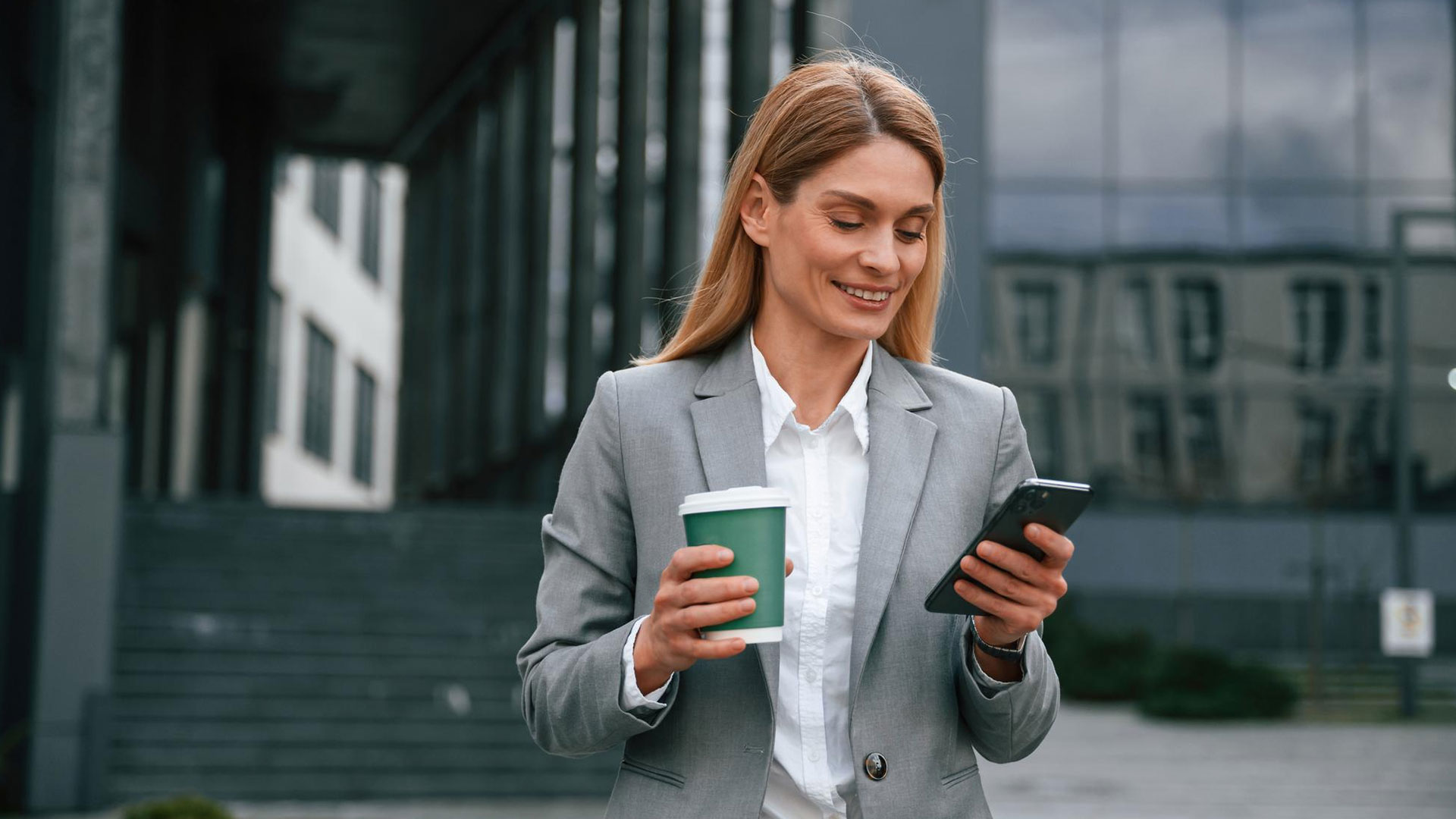 Geschäftsfrau am Smartphone. Geschäftsfrau am Smartphone.