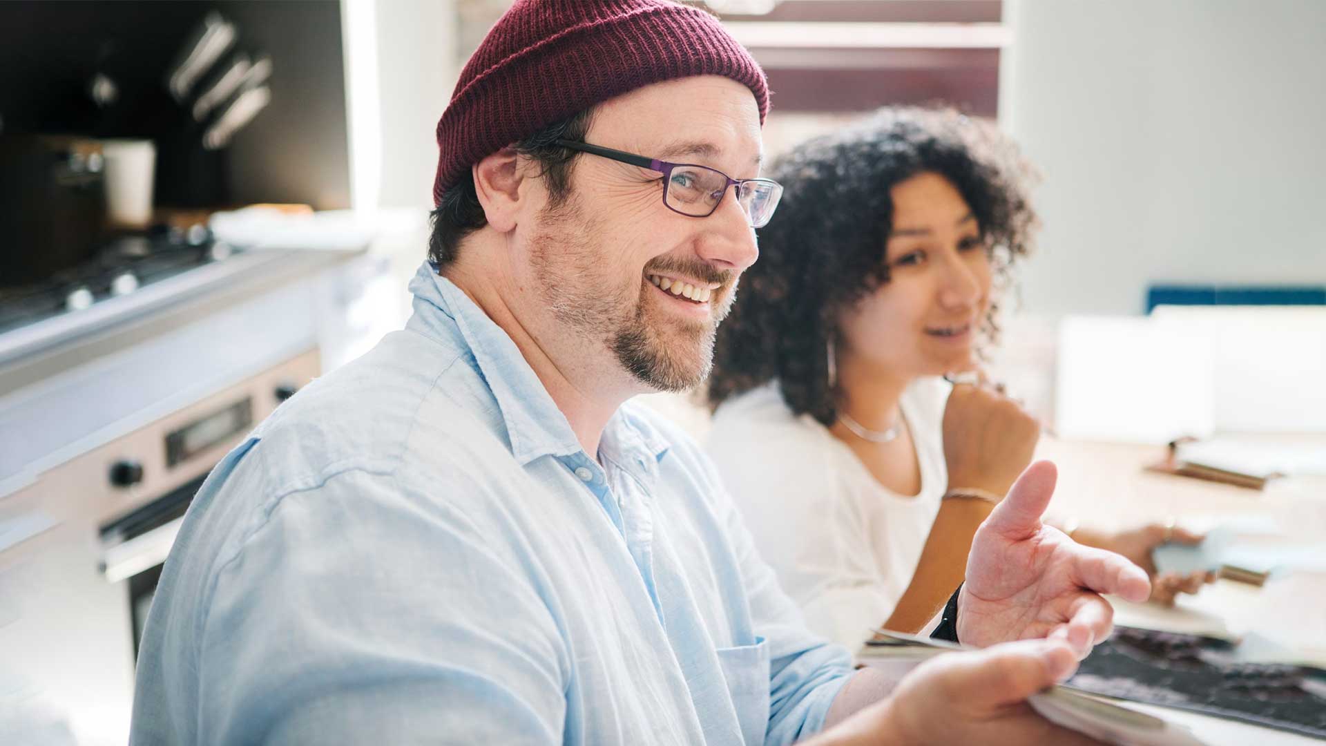 Zwei Menschen sitzen an einem Tisch und reden. Zwei Menschen sitzen an einem Tisch und reden.