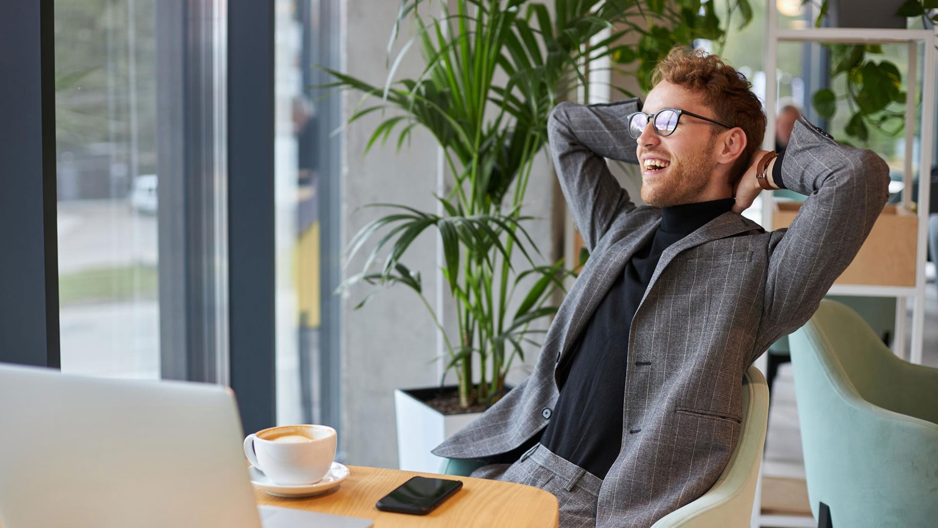 Gelassener Mann im Café. Gelassener Mann im Café.