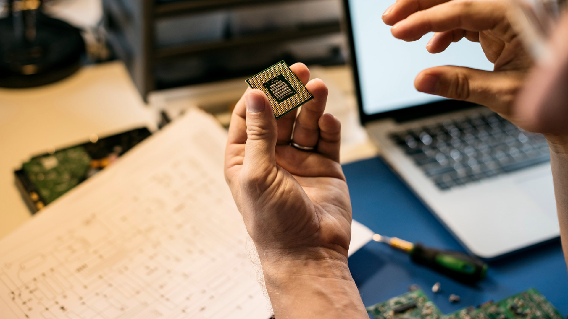 Computerchips. 
