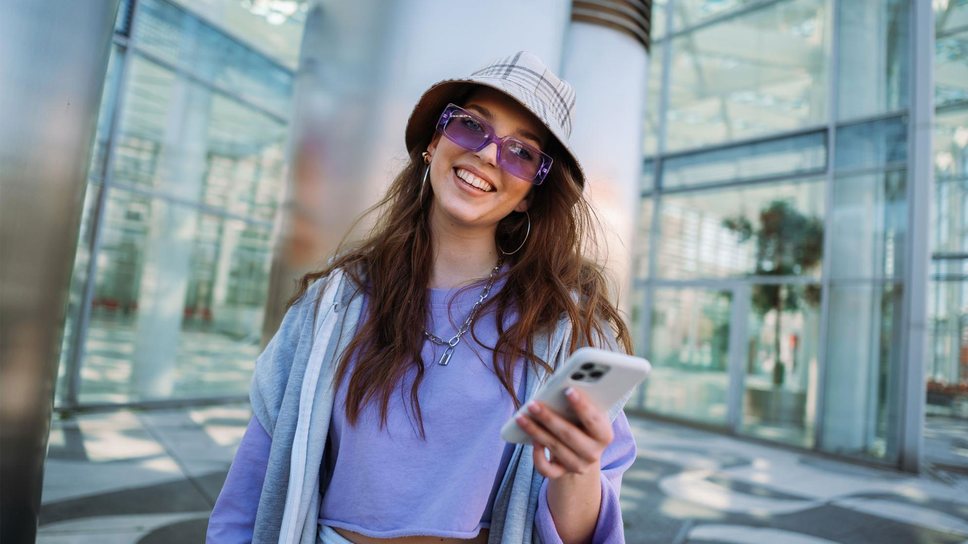 Frau mit Smartphone in der Hand. 
