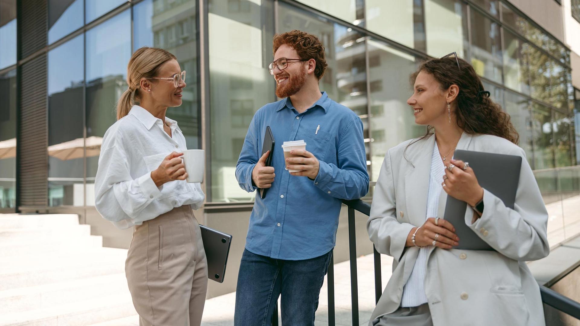 Arbeitskollegen im Gespräch. 