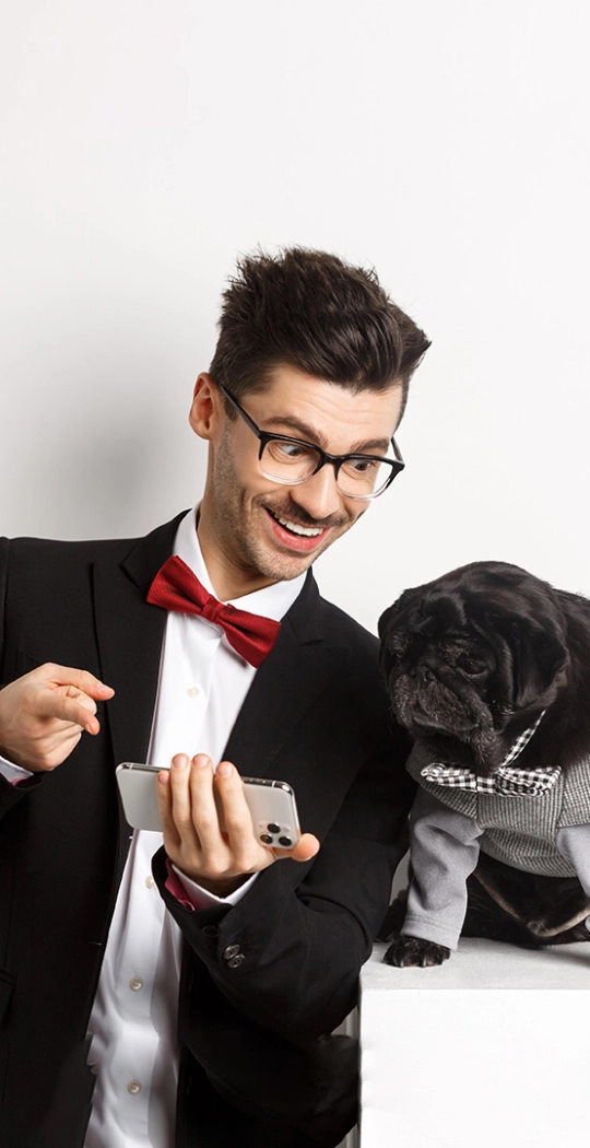 Glücklicher Mann mit einem Hund. 